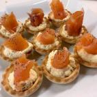 Con queso de untar, nata y huevo. En Cookpad puedes encontrar la receta completa.