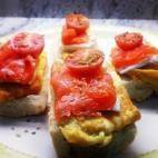 El salmón también es uno de los alimentos más socorridos de las comidas navideñas. Aquí va ahumado. Mira aquí cómo preparar la receta.