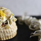 Puedes hacer los volovanes, pero si los compras hechos es un plato sencillo y rapidísimo. Mira aquí cómo preparar la receta.