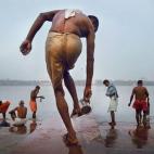 (c) Nick Ng, Malasia, Categoría Fracción de segundo, Competición abierta, Sony World Photography Awards. Título de la imagen: The Morning Ritual (El ritual matutino) Descripción de la imagen: Un hombre se lava los pies antes de bañarse e...