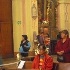 Rezando un Padre Nuestro para ayudarle en su misión.