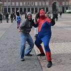 Ya no puede escalar paredes o brincar de un edificio a otro, pero puede posar para tu foto... si le compras una pizza.