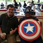 Disfrutando de lo que todo estadounidense hace... comer alimentos chatarra.