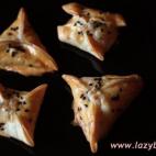 Ingredientes: masa para empanadillas, cebolla caramelizada, queso de cabra, un huevo, 1 huevo, semillas de s&eacute;samo negro o blanco. Prep&aacute;ralas siguiendo estos pasos