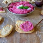 ngredientes: garbanzos cocidos, remolacha cocida, sal, comino molido, aceite de oliva virgen extra, tahini, crema de queso y zumo de lim&oacute;n. Prep&aacute;ralo siguiendo estos pasos
