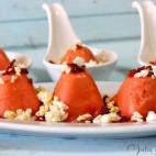 Ingredientes: tomates maduros, un diente de ajo, pimiento rojo, pan duro, sal, vinagre, aceite de oliva, gelatina neutra, jam&oacute;n serrano y huevos cocidos. Prep&aacute;ralos siguiendo estos pasos