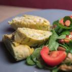 Ingredientes: huevos, calabac&iacute;n, queso mozzarella en lonchas, queso mozzarella fresco, filetes de pollo muy finos (o jam&oacute;n cocido), sal y pimienta blanca. Prep&aacute;ralo siguiendo estos pasos