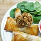 Ingredientes: cebolla, zanahoria grande, champi&ntilde;ones, soja texturizada, col, vinagre de arroz, salsa de soja, jengibre en polvo, masa brick, sal, pimienta y aceite de oliva Prep&aacute;ralo siguiendo estos pasos