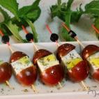 Ingredientes: tomatitos cherry, queso fresco o reques&oacute;n, or&eacute;gano, aceite de oliva virgen y sal. Prep&aacute;ralo siguiendo estos pasos