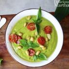 Ingredientes: aguacates maduros, mel&oacute;n, cebolla, jengibre fresco, hojas de menta, albahaca fresca, sal, aceite de oliva virgen extra, zumo de media lima, espinacas frescas y agua. Prep&aacute;rala siguiendo estos pasos