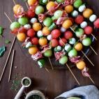 Ingredientes: mel&oacute;n cantaloupe, mel&oacute;n gala, sand&iacute;a, mozarella fresca, albahaca fresca, jam&oacute;n ib&eacute;rico, aceite de oliva virgen extra, albahaca seca y salsa pesto. Prep&aacute;ralas siguiendo estos pasos