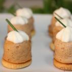 Ingredientes: at&uacute;n escurrido, mahonesa, tomate frito, un huevo, sal, pimienta molida y galletas saladas. Prep&aacute;ralos siguiendo estos pasos