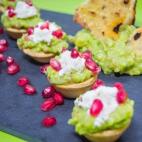 Ingredientes: aguacates, tomates, cebolleta, ajo, 1/2 lima, guindilla, cilantro, reques&oacute;n, granada, aceite de oliva, tortillitas de palomitas, polvo de palomitas, harina y agua tibia. Prep&aacute;rala siguiendo estos pasos