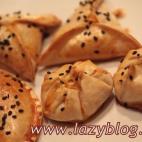 Ingredientes: at&uacute;n, tomate frito, huevo duro, cebolla, foie gras micuit, sobrasada, miel y masa de empanadillas. Prep&aacute;rala siguiendo estos pasos