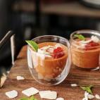 Ingredientes: un bote de tomate caramelizado, queso parmesano, bebida de soja, ajo en polvo, albahaca fresca, aceite de oliva virgen extra y pimienta negra. Prep&aacute;ralos siguiendo estos pasos