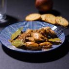 Ingredientes: dos kilos de mejillones, dos cebolletas, laurel, varios dientes de ajo, vino blanco, aceite de oliva y granos de pimienta blanca. Prep&aacute;ralos siguiendo estos pasos