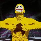 Sawaya realizó como seña para su primera exposición un busto amarillo que se abría el pecho para revelar su interior. Esto es una reinterpretación adaptada a la nueva muestra.