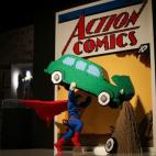 Sawaya ha reconstruido la portada más icónica de la historia del cómic: el primer número de la revista Action Comics, publicado en 1938, que significó el nacimiento de Superman y de los superhéroes. El artista asegura que todos "se parecí...