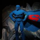 "Las capas son mi cruz, en serio", señala Sawaya, pues esta escultura fue dificilísima porque la capa está ondeando al viento. "La ropa flotando y los Lego no se llevan bien. Probablemente sea una de las cinco cosas más complicadas que he co...