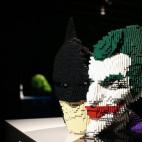 Mitad Batman, mitad Joker. Esta es una de las obras clave de la muestra para Sawaya. "Mi objetivo era explorar la extraña relación ente estos dos personajes. Hay un sentimiento de 'me completas' entre los dos. Batman (el bien) no puede existir...