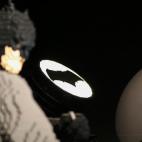 Sawaya ha reconstruido una Batseñal a tamaño natural, completa con cables y todo. Incluso da la sensación de ser un mecanismo. A su lado se proyecta la silueta más icónica de los superhéroes y justo en primer plano se encuentra Building Ba...