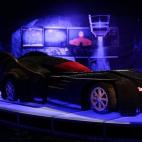 La obra estrella de la exposición mide cinco metros y está formada por medio millón de briks de Lego. Esta reconstrucción a tamaño natural del Batmóvil, el vehículo más famoso del mundo del cómic, costó dos meses de trabajo a Sawaya. H...