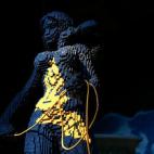 Después de Superman y Batman, Wonder Woman es la estrella de la muestra porque Sawaya la identifica con su madre, otra mujer fuerte, editora de un periódico local. Lo más difícil de este homenaje fue el lazo, según el artista. Le llevó un ...