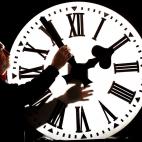 Regala tiempo, un rato. Ciudades como Madrid, Zaragoza, Valladolid o San Sebastián, así como muchos barrios y comunidades de vecinos, ya tienen sus propios bancos de tiempo en los que puedes sacar un hueco para ayudar a los demás... y luego t...