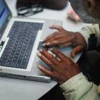 No es nada difícil y así podrás complacer a tus amigos con ansias de escribir o de mostrar sus diseños: abrele una página web o un blog.