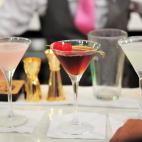 ¿Le gusta la lima? ¿O el whisky? Prepara en casa un cóctel que creas que pueda gustarle, escribe la receta a mano, usa un título que juegue con su nombre y plastifícala. Le encantará.