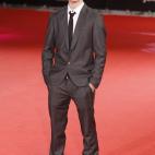 5c8b7093240000f404a4b87b