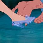 El primero, por supuesto, el que pierde la propia Cenicienta en la cinta original de Disney al bajar por la escalera de palacio pasada la media noche.