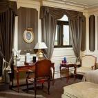 Este hotel se convirtió en un centro de operaciones para Correa. De hecho, se trasladó a vivir allí cuando dejó a su mujer. Contrató una suite en la que se veía hasta la calle Génova -donde está la sede del PP-. Tenía varias dependencia...