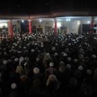 El pueblo paquistaní llora el trágico ataque en el funeral de un profesor, una de las víctimas. (HASHAM AHMED/AFP/Getty Images)