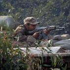 Un soldado del Ejército paquistaní toma posición en un búnker cercano a la escuela atacada por los talibanes. (AP Photo/Mohammad Sajjad)