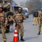Las tropas acordonan la zona del ataque. (AP Photo/Mohammad Sajjad)