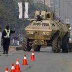 Personal armado acude a la escuela atacada. (AP Photo/Mohammad Sajjad)