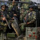 Las tropas del Ejército paquistaní acuden tras el ataque talibán. (AP Photo/Mohammad Sajjad)