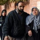 Varios padres paquistaníes tras el ataque en Peshawar. (A Majeed/AFP/Getty Images)