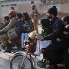 Padres cerca del lugar del ataque. (A Majeed/AFP/Getty Images)