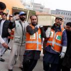 Trabajadores de Urgencias transportan el ataúd de una víctima. (Photo by Bilal Khan/Anadolu Agency/Getty Images)
