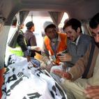 Estos hombres lloran la muerte de un familiar. (Photo by Bilal Khan/Anadolu Agency/Getty Images)