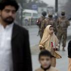 Un hombre escolta a sus hijos a la salida de la escuela. (AP Photo/B.K. Bangash)