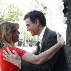 La presidenta de Andalucía y Sánchez se abrazan el 14 de julio de 2014 en las puertas de Ferraz después de que el madrileño ganara la consulta para ser el líder del partido.