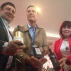 Pedro Sánchez posa en enero de este año con el secretario general del PSOE de Jaén, Francisco Reyes, y la ex presidenta del PSOE, Micaela Navarro, que dimitiría de su Ejecutiva la semana pasada.