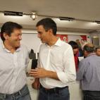 El presidente de Asturias, Javier Fernández, charla amigablemente con Sánchez en la reunión del Comité Federal del 13 de septiembre de 2014. El primero es el encargado ahora de pilotar el partido como presidente de la gestora,