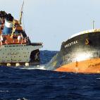 El petrolero 'Prestige', durante el hundimiento.