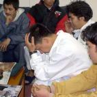 Integrantes de la tripulación del 'Prestige', principalmente de origen filipino, tras ser rescatados del barco.