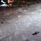 Un voluntario, desnudo y apesadumbrado, tras participar en las tareas de limpieza en una playa de Muxía.