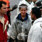 El por aquel entonces príncipe Felipe, con voluntarios en la illa de Ons.